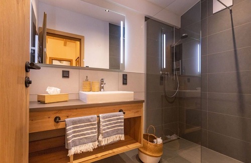 Bruck an der Grossglocknerstrasse Apartamento | Lovely apartment for 4 people with WIFI, TV, balcony, pets allowed and parking