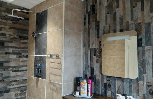 Glen Mona Apartamento | At Cedar Lodge Apartment