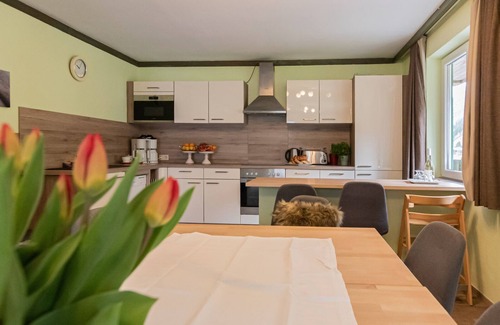 Fusch an der Grossglocknerstrasse Chalet De Esquí | Chalet Charlotte is situated at the Grossglockner Road, south of Zell am See.
