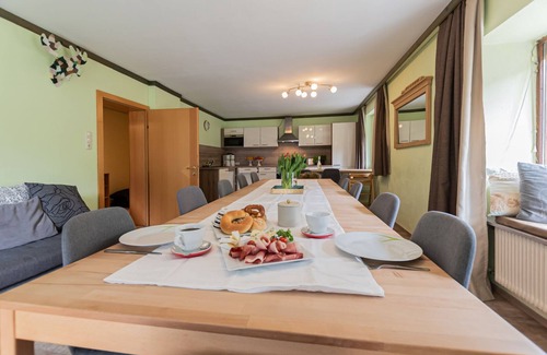 Fusch an der Grossglocknerstrasse Chalet De Esquí | Chalet Charlotte is situated at the Grossglockner Road, south of Zell am See.