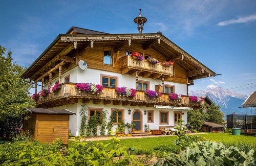 Saalfelden am Steinernen Meer Villa | Lovely apartment in villa for 4 people with TV, balcony, panoramic view and parking