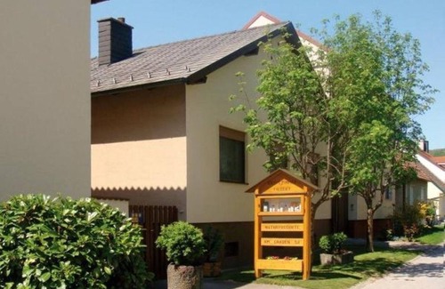 Eisenstadt Apartamento | Four-bed room with shower, WC - Filbert guest room