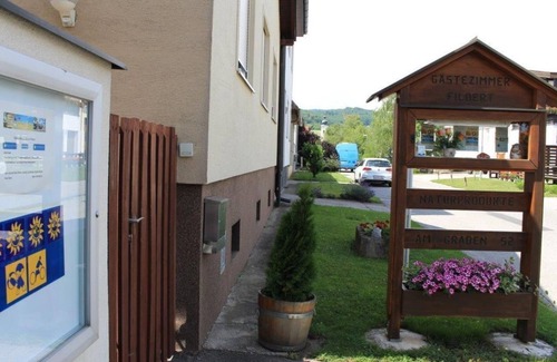 Eisenstadt Apartamento | Four-bed room with shower, WC - Filbert guest room