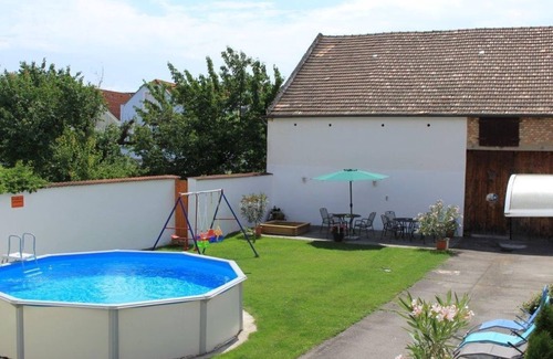 Eisenstadt Apartamento | Four-bed room with shower, WC - Filbert guest room