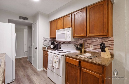 Grand Prairie Casa | AT&T, Globe Life, Six Flags - Updated Comfy Home