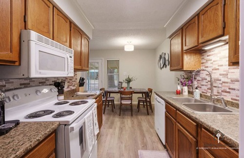 Grand Prairie Casa | AT&T, Globe Life, Six Flags - Updated Comfy Home