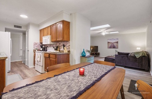 Grand Prairie Casa | AT&T, Globe Life, Six Flags - Updated Comfy Home