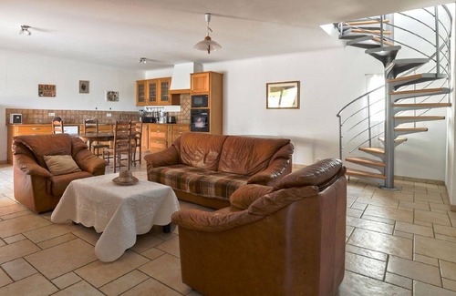 Peypin-d'Aigues Apartamento | A los pies del luberon, apartamento con terraza en dominio con piscina.