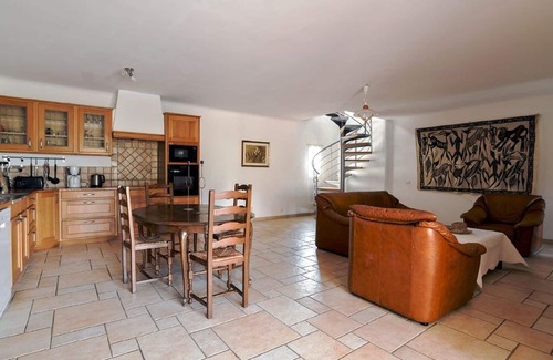 Peypin-d'Aigues Apartamento | A los pies del luberon, apartamento con terraza en dominio con piscina.