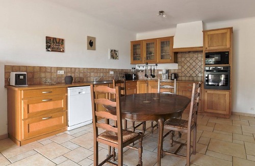 Peypin-d'Aigues Apartamento | A los pies del luberon, apartamento con terraza en dominio con piscina.
