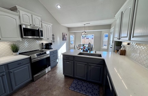 Lowell Casa | At the Heart of NWA, Detached Game room, L2 Charging, Bonus amenities and more!
