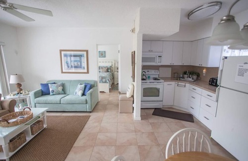 Hillsboro Beach Apartamento | At the Ocean - Apartment with Large Deck - #202