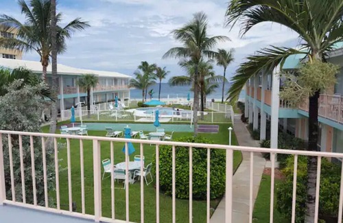 Hillsboro Beach Apartamento | At the Ocean - Apartment with Large Deck - #202