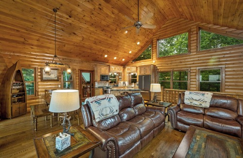 Ferguson Cabina | At Trail's End: Family Friendly Mtn Top Cabin, Porch and Patio area, Covered Hot