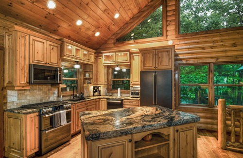 Ferguson Cabina | At Trail's End: Family Friendly Mtn Top Cabin, Porch and Patio area, Covered Hot