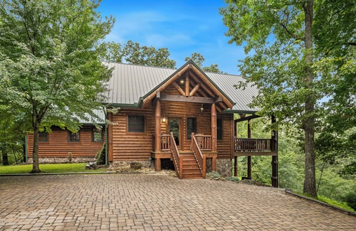 Ferguson Cabina | At Trail's End: Family Friendly Mtn Top Cabin, Porch and Patio area, Covered Hot