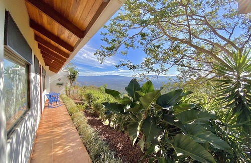 Garabito Cabaña | Estudio - Magic Mountain Views