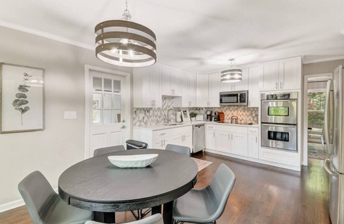 Dunwoody Casa | ATH - Sleeps 6 - 3 Beds Pet Friendly - Roberts