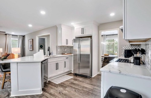 Riverdale Casa | ATH-SupCLN-4BR, MBR w/ Sitting Area, Fenced (CLV)