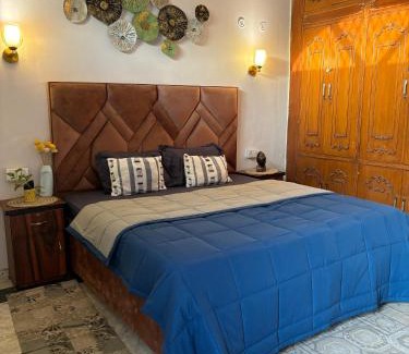 Kalkaji Cama Y Desayuno | Atharva's Homestay- Nehru Enclave Metro
