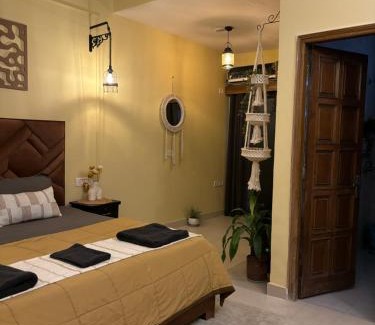 Kalkaji Cama Y Desayuno | Atharva's Homestay- Nehru Enclave Metro