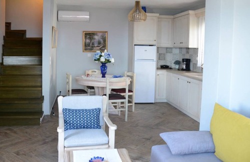 Pella Region Apartamento | Athena Charming apt with stunning view!