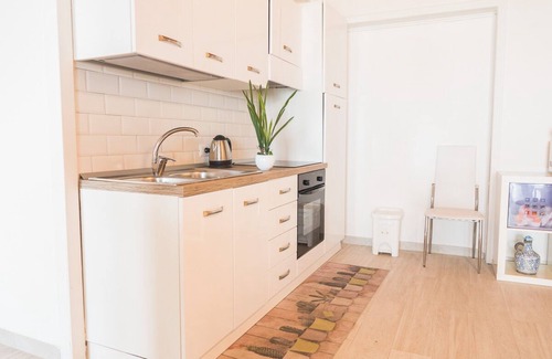 Licola Apartamento | Athena Seafront Apartment, Free Parking & Pool