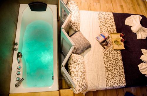 Pangrati Apartamento | Athenian Hideaway - Spa Tub and Walk to Metro