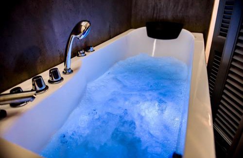 Pangrati Apartamento | Athenian Hideaway - Spa Tub and Walk to Metro