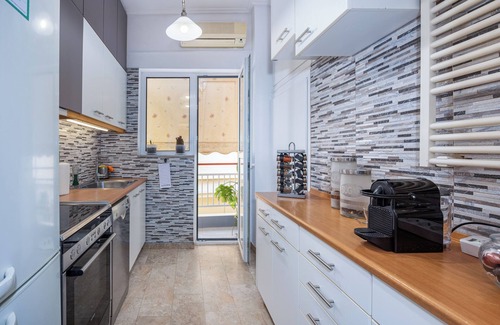 Dafni-Ymittos Apartamento | Athenian Oasis Near Athens Metro Mall
