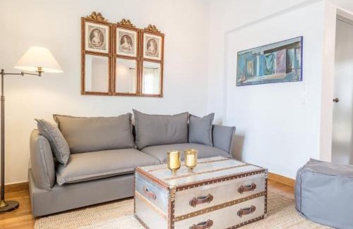 Plaka Apartamento | Athenian Villa Beneath the Acropolis