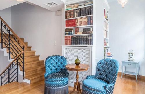 Plaka Apartamento | Athenian Villa Beneath the Acropolis