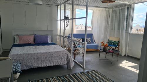 Nea Chalkidona Apartamento | Athens city view loft on a budget