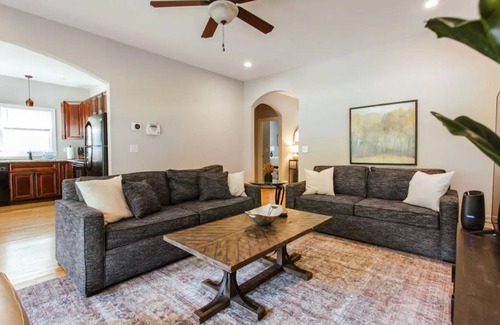 Athens Casa | Athens Spacious 4B/2.5B - 1 Mile to Downtown