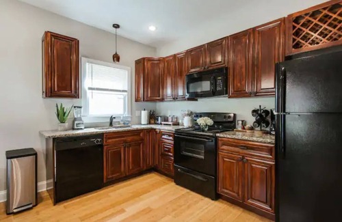 Athens Casa | Athens Spacious 4B/2.5B - 1 Mile to Downtown