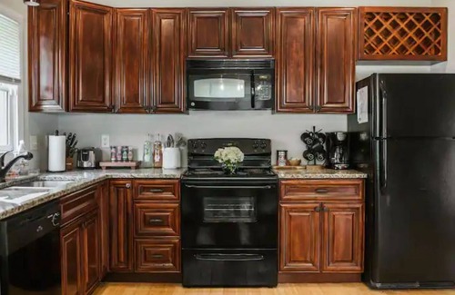 Athens Casa | Athens Spacious 4B/2.5B - 1 Mile to Downtown