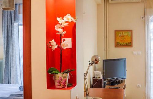 Goudi Apartamento | Athens Strawberry Hideaway - City Cozy Gem