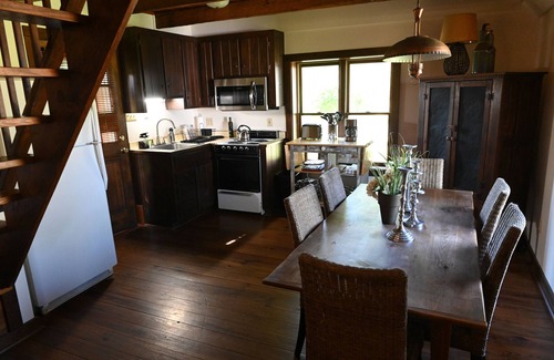 Clifford Cabaña | Athlone Farm’s Historic Cottage—ca.1800s, Unique, Charming, renovated, sleeps 4