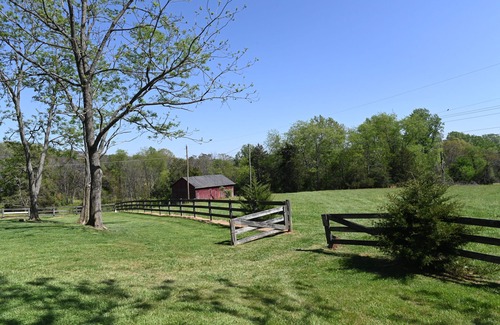 Clifford Cabaña | Athlone Farm’s Historic Cottage—ca.1800s, Unique, Charming, renovated, sleeps 4