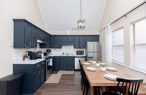 Perry Casa | AtHome+1 Stay | 3BR Pet Friendly | Perry Fair