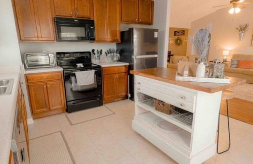 Houston County Casa | AtHome+1 Stay | Suburban 3 BR | Fenced Yard