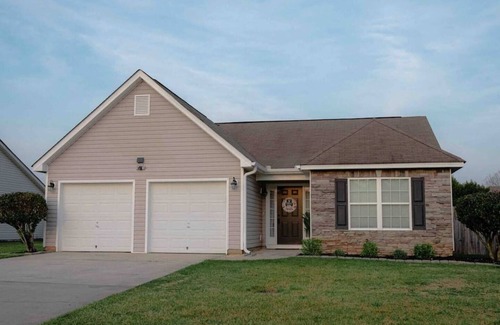 Houston County Casa | AtHome+1 Stay | Suburban 3 BR | Fenced Yard