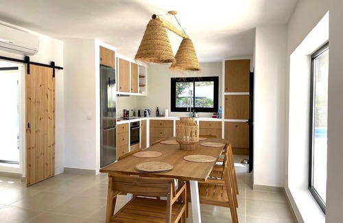 Cala Comte Villa | Atico, piscina privada y vista al mar frente a puestas de sol.
