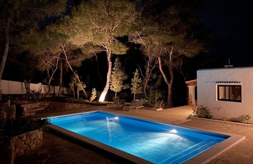 Cala Comte Villa | Atico, piscina privada y vista al mar frente a puestas de sol.