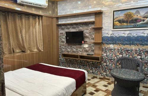 Varanasi Hotel | Atithi Palace Luxury Guest House