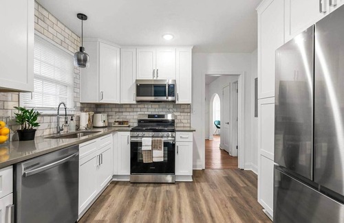 Hapeville Casa | 4 BR Atl Bungalow 10 Mins from Airport