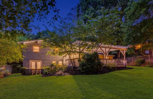 Decatur Casa | Atlanta's Luxe 6-Bedroom Haven