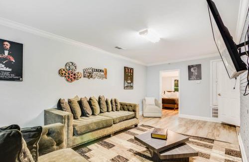 Decatur Casa | Atlanta's Luxe 6-Bedroom Haven