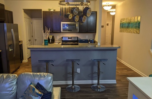 Woodstock Casa | Atlanta Suburban Townhouse with Hot Tub & Pool Table! - Woodstock, GA
