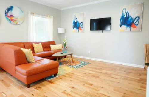 Summerhill Casa | Atlanta Unit 1 Room 3 - Cheerful Private Bedroom & Bathroom